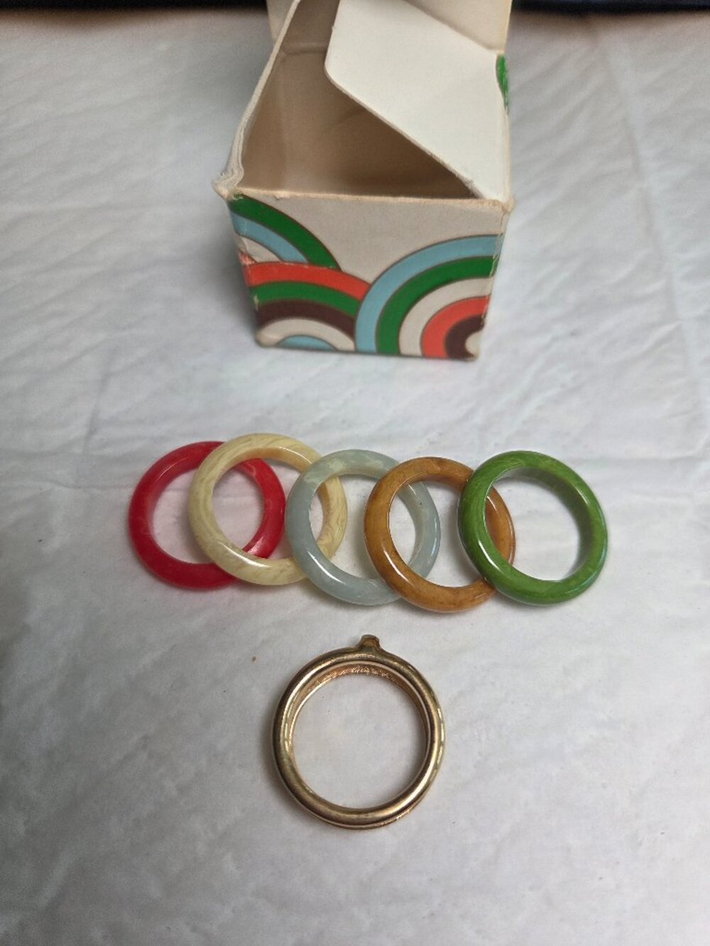 VINTAGE 1977 AVON COLOR GO ROUND BAKELITE RING SET WITH BOX - COMPLETE SET!